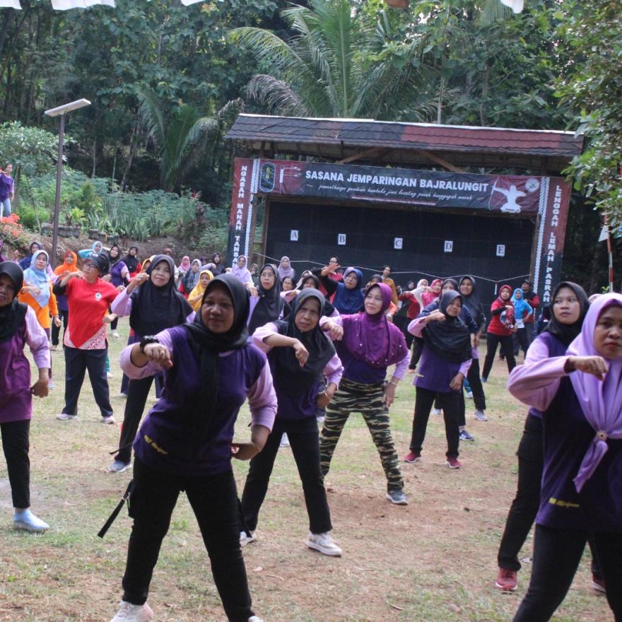 Budayakan Germas, Pemkal Adakan Senam di Sasana Jemparingan Bajra Lungit Kliripan